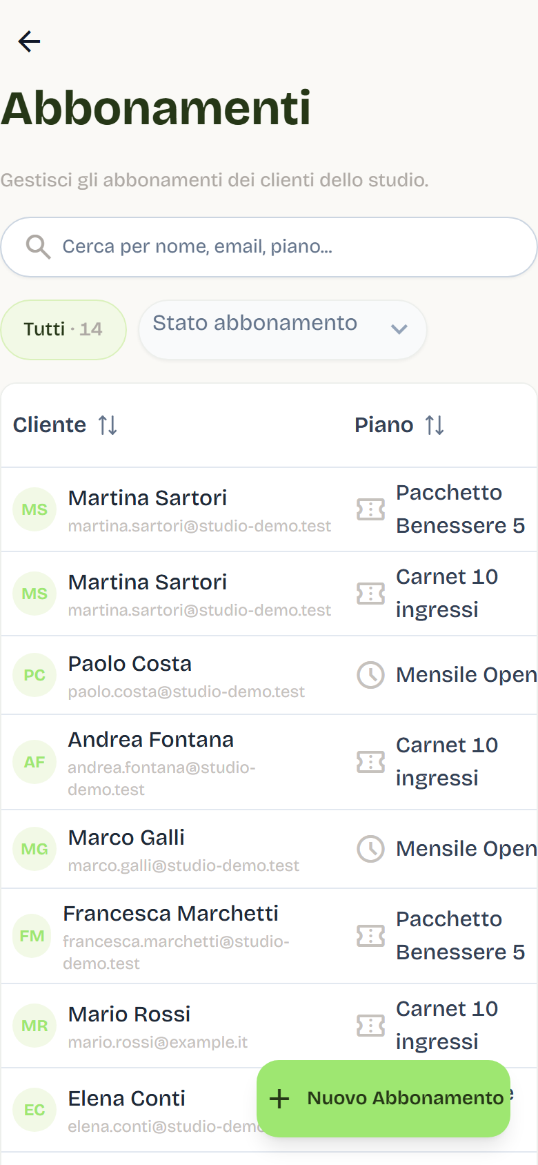 The Subscriptions list with search, the subscription status filter and one row per client with plan, dates and status.