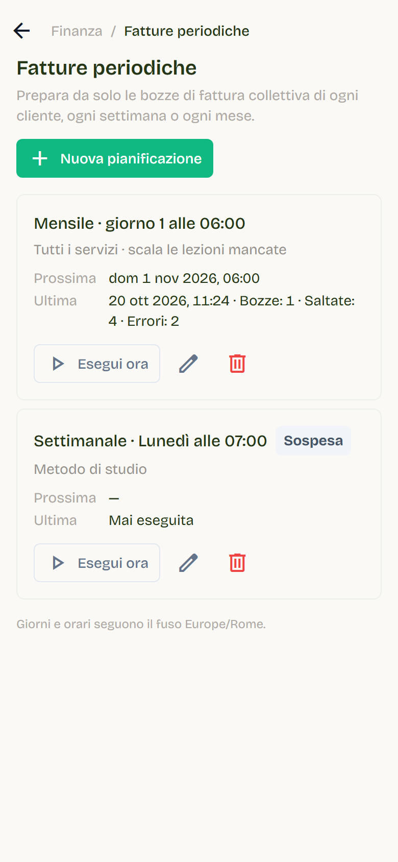 The Fatture periodiche page with an active monthly schedule and a paused weekly one.