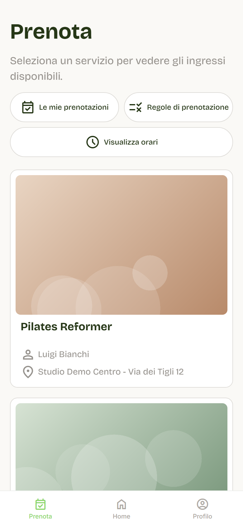 Pagina Prenota con i pulsanti in alto e le schede dei servizi con istruttore e sede.